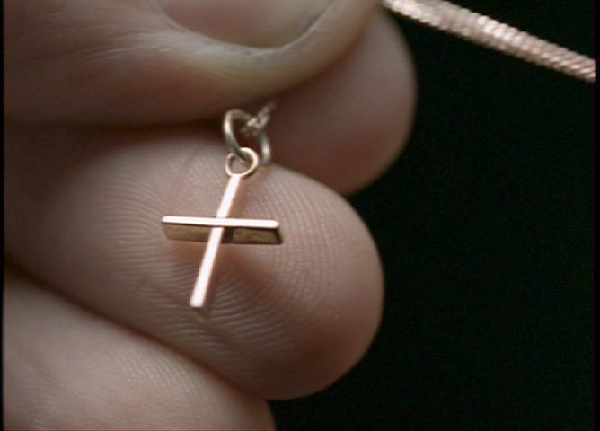 File:Necklace Scully 2x07.jpg
