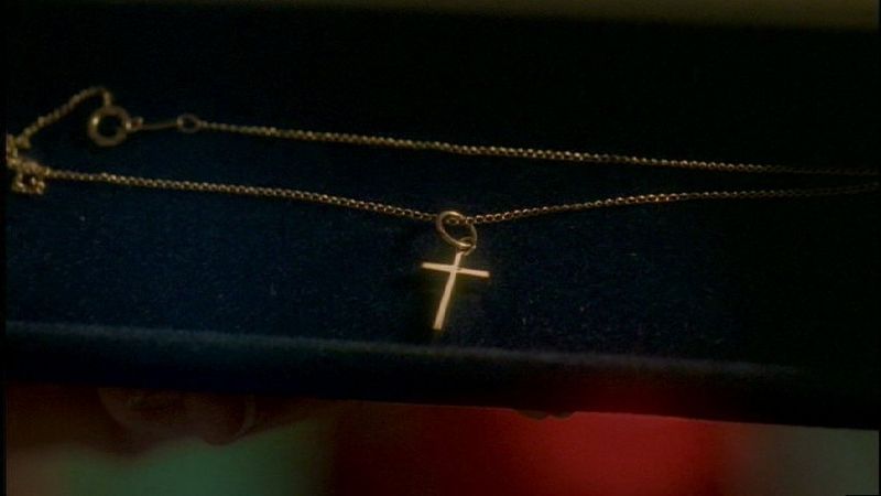 File:Necklace Scully 5x05.jpg